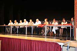 Miembros de la mesa donde se realizó el sorteo de las viviendas protegidas./