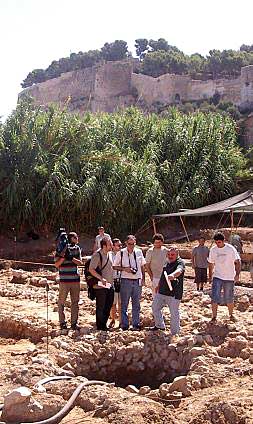El arqueólogo muestra un pozo hallado junto a la vía romana./