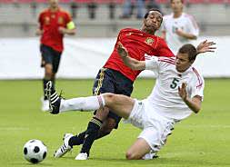 El nuevo delantero del Castellón peleando un partido mientras jugaba con la Selección sub-19 en el campeonato europeo de selecciones./