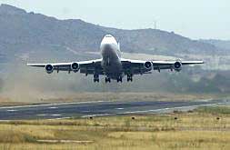 Un avión gana altura nada más despegar de la pista del aeropuerto de Manises./