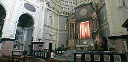 Altar mayor de San Martín con la huella de la cata, a la izquierda de las columnas del fondo./