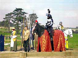 Algunos de los vestidos y armaduras medievales que han servido de muestra para recrear la cabalgata cívica de 1428./
