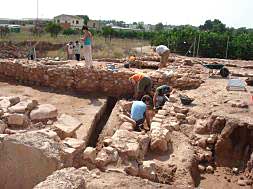 Varias personas trabajan en la excavación./
