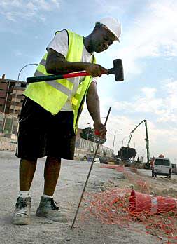 Un trabajador inmigrante trabajan en la construcción de unas infraestructuras públicas en la ciudad de Alicante./