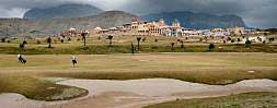 Un hoyo del campo de golf Real de Faula, en Benidorm, con las instalaciones de la urbanización y el resort al fondo de la imagen./