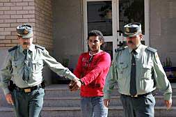 El detenido, ayer, al salir del cuartel de la Guardia Civil de Alberic./