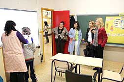 Uno de los colegios públicos de Algemesí durante una visita de las autoridades educativas./