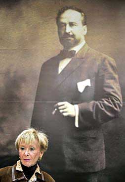 La vicepresidenta De la Vega y, al fondo, el retrato de Blasco Ibáñez./