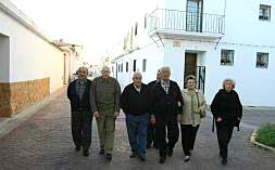 Vecinos nacidos en el antiguo Benagéber pasean por San Isidro de Benagéber, considerado un barrio de Moncada, núcleo donde fueron realojados en 1947 por la construcción del pantano./