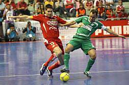 El Interviu-Fadesa en fútbol-sala, el Teka en balonmano y el Akasvayu en baloncesto, tres claros perjudicados por la crisis inmobiliaria al perder sus patrocinadores./