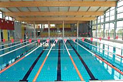 El Ayuntamiento prevé ampliar la zona en seco de la piscina cubierta./