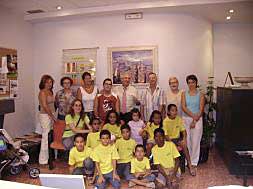 Un grupo de niños saharauis con sus familias de acogimiento en la Costera. /LP/