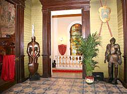 Una de las estancias del palacio con dos armaduras./