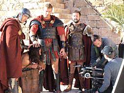 Darek, en el centro, en una imagen de la película 'El Síndone' que está rodando en Alfafar./