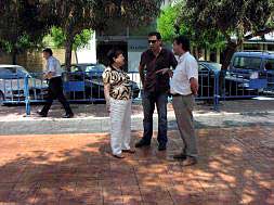La alcaldesa de San Vicente, Luisa Pastor, durante una visita a la plaza Huerto de los Leones./