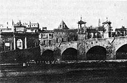 La Puerta del Real, frente al puente del mismo nombre./