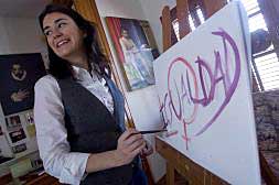 La diputada del PSOE Carmen Montón disfruta de la pintura, una de sus aficiones./