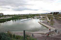 El Parque de Cabecera de Valencia, donde desemboca el sendero (a la derecha) que enlaza con el Parque Fluvial que va en paralelo al Túria desde Vilamarxant./