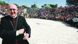 ENTRE JÓVENES. El arzobispo Carlos Osoro durante el acto de bienvenida. /JAVIER PEIRÓ/