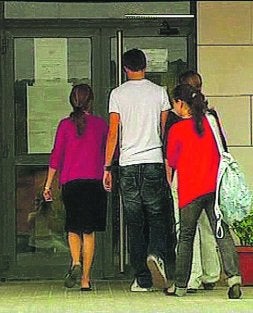 EL INSTITUTO. Alumnos entran al centro.. /LP/