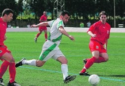 EMOCIÓN. Un jugador del Alberic lanza un balón antes dos contrarios del Benlloch, ayer . / F. GARCÍA/