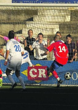 GOL. Ferrán se adelanta a la defensa y marca. / DANIEL DUART/