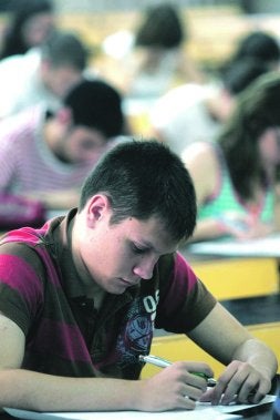 RECTA FINAL. Los exámenes tocan hoy a su fin. /D. TORRES/