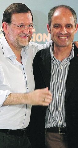 ARROPADO. Rajoy y Camps, en un acto de campaña. /EFE/D. C./