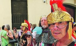 Uno de los personajes participantes en la Cabalgata del Convit. /J. J. MONZÓ/