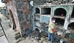 NICHOS. Un operario trabaja en la apertura de las antiguas sepulturas. /JOSÉ IGLESIAS/