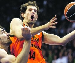 ANOTADOR. Avdalovic penetra a canasta ante Andy Panko. /EFE/CHEMA MOYA/