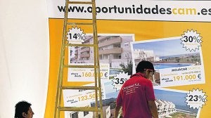 FERIAS Y DESCUENTOS. Dos operarios ultiman el stand de la CAM. / EFE/