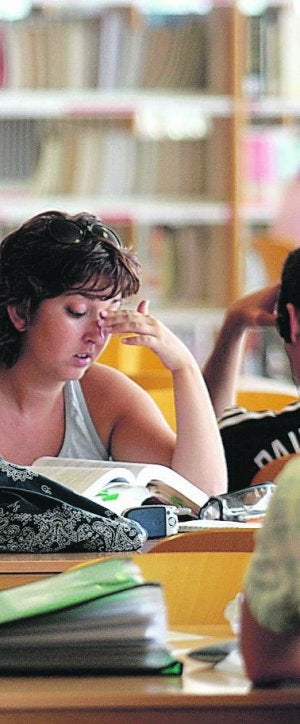 Estudiantes, en una biblioteca. /a. d./