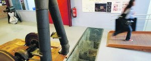 Un estudiante de Barreira Arte y Diseño pasa por delante de la vieja maquinaria de la fábrica de cepillos Máximo Bruch. Los engranajes están integrados en la reforma. / I. MARSILLA/