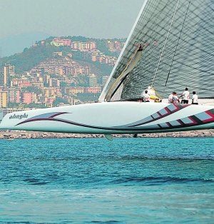 VOLANDO. Alinghi navega rozando el agua. /EFE/