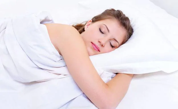 Por qué deberías dormir tapado, incluso durante los meses de calor