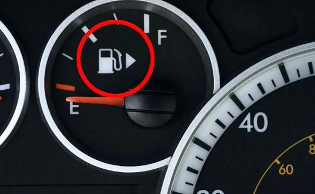 ¿Qué indica la flecha que aparece junto al dibujo del surtidor de la gasolina de tu coche?