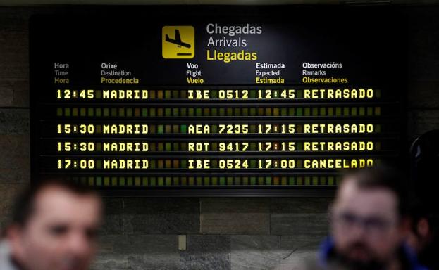 Panel informativo del aeropuerto coruñés de Alvedro, donde los vuelos procedentes de Madrid se han visto cancelados o retrasados a causa del temporal de nieve que azota la capital española. 