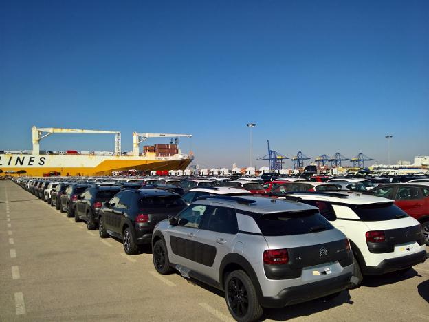 Vehículos de la marca Citroën, fabricados en la planta zaragozana de Opel en Figueruelas, en el Puerto de Valencia. 