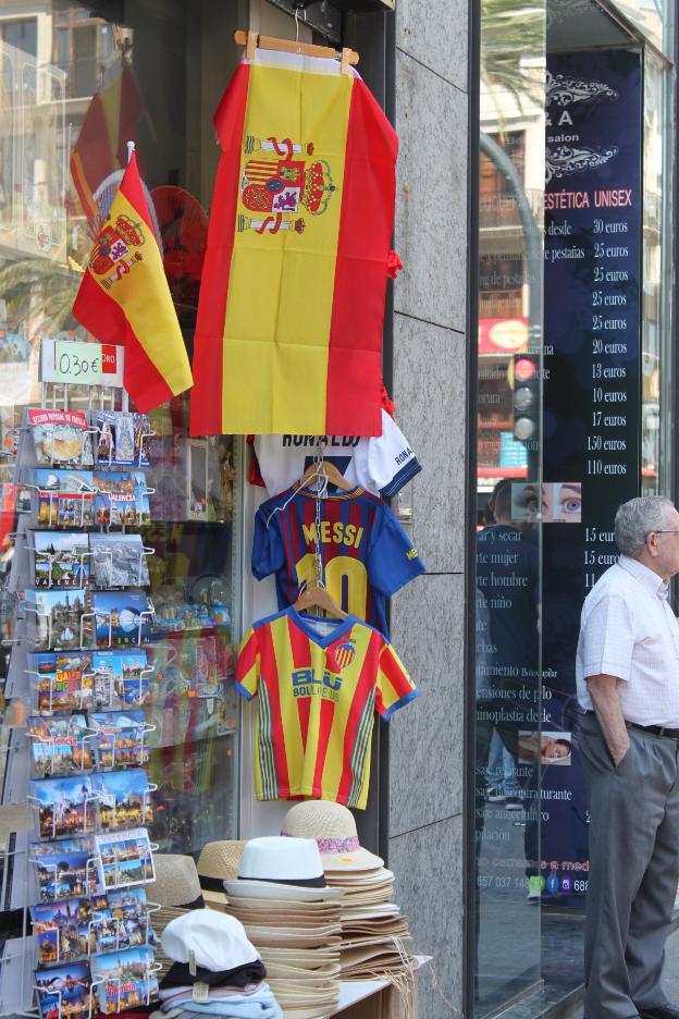Varias tiendas de recuerdos del centro venden camisetas falsificadas del  Valencia | Las Provincias