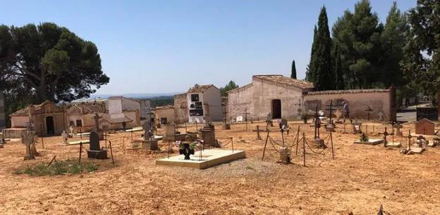 Panorámica del cementerio de Venta del Moro, donde debía estar enterrada la niña / LP