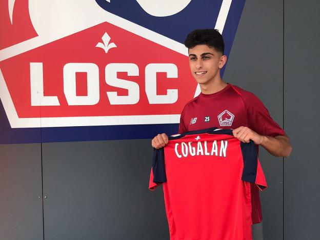FERHAT PASA PÁGINA Y POSA CON LA CAMISETA DEL LILLE Las Provincias