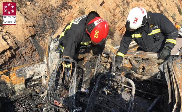 Dos personas mueren quemadas al volcar su coche e incendiarse en la AP-7 |  Las Provincias