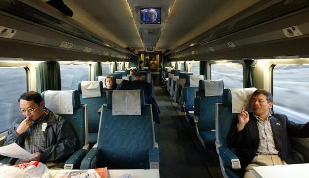 Viajeros en un tren de alta velocidad español de Renfe. / javier prieto