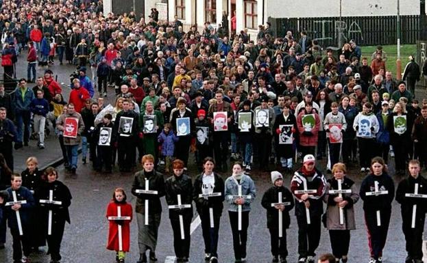 Miles de personas desfilan por Londonderry en un aniversario del 'Bloody Sunday'./EPA