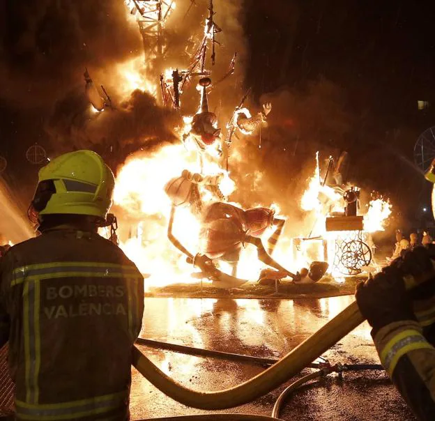 Una cremà en Valencia controlada por los bomberos. / j. j. monzó