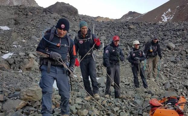 Miembros del equipo de rescate transportan un cuerpo hallado en el cerro Rincón de los Andes.