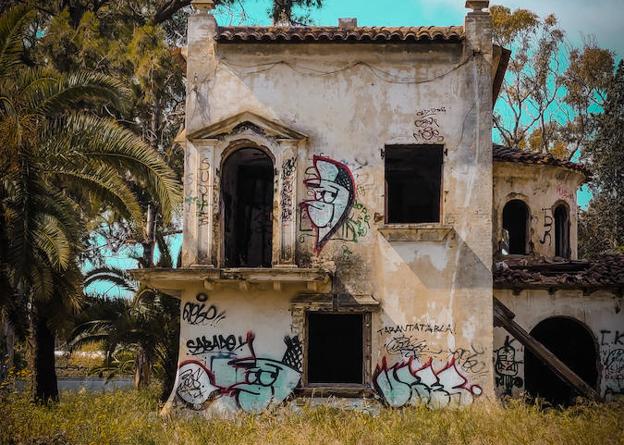 Las mansiones muestran una amplia diversidad de detalles historicistas, como las balconadas, testigo del pasado industrial y bélico de la localidad. 