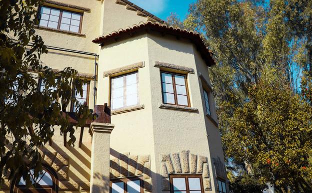 Fachada rehabilitada de una de las casas, simulando con pintura las ventanas tapiadas.