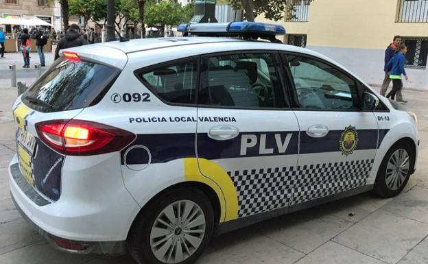 Golpea contra la nevera a su pareja delante de sus tres hijos en Valencia